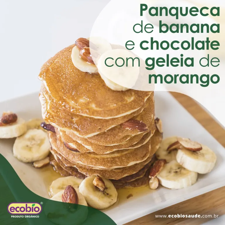Panqueca de banana e chocolate com geleia de morango